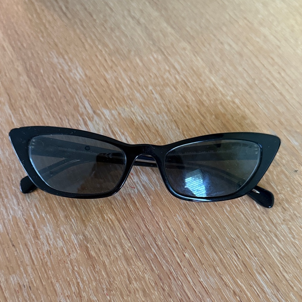 Chic MIUMIU Black Cat-Eye Sunglasses